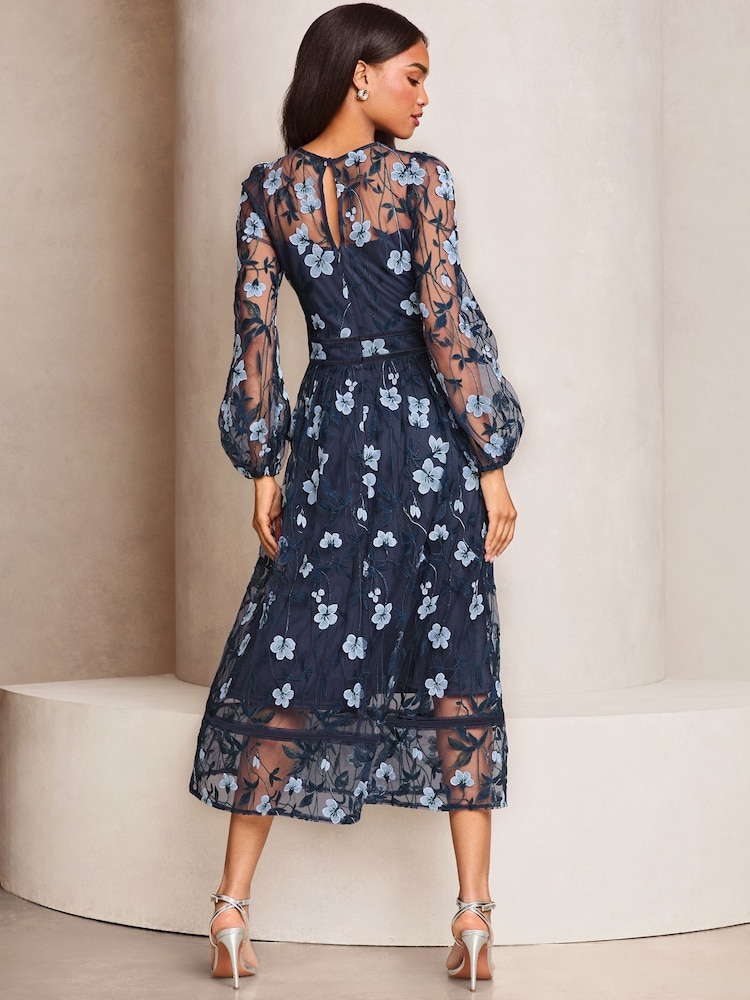 Vestido midi de graduación con mangas largas y bordado floral de primera calidad de Lipsy - Imagen 2 de 4