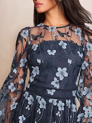 Vestido midi de graduación con mangas largas y bordado floral de primera calidad de Lipsy - Imagen 4 de 4