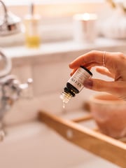 NEOM Tuberose, Cedarwood and Ylang Ylang Essential Oil Blend Diffuser 10ml - Image 4 of 5