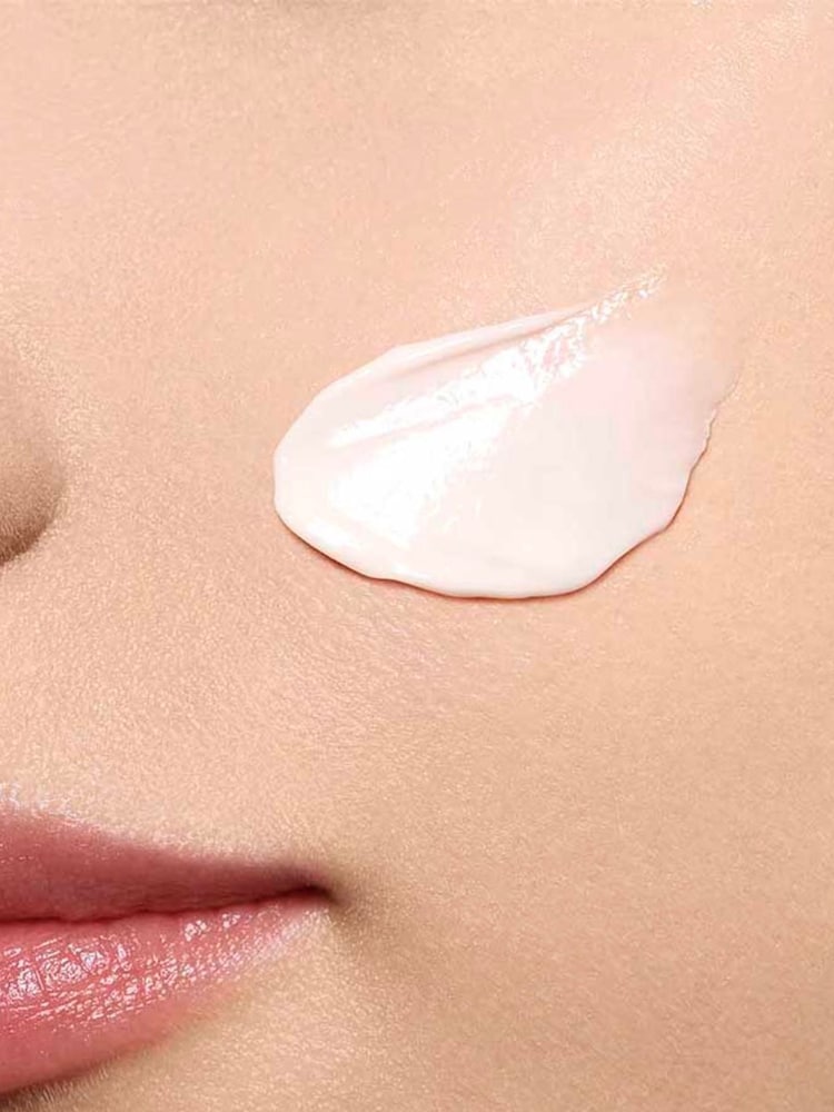 Clarins Nutri-Lumière Day Cream 50ml - Image 4 of 4