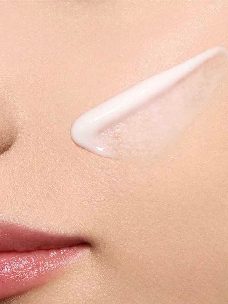 Clarins Nutri-Lumière Day Emulsion 50ml - Image 4 of 4