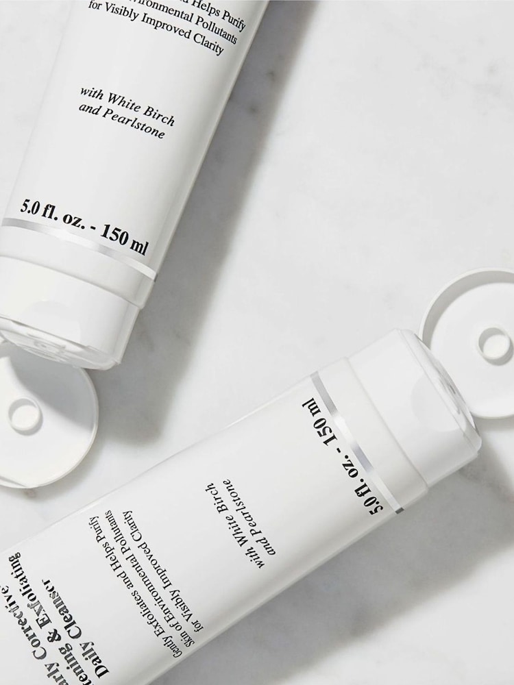 Kiehls Clearly Corrective™ Brightening & Exfoliating Daily Cleanser 150ml - Image 2 of 2