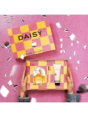 Marc Jacobs Daisy Eau de Toilette 100ml, Body Lotion 75ml & Pen Spray 10ml Gift Set (Worth £135) - Image 4 of 5