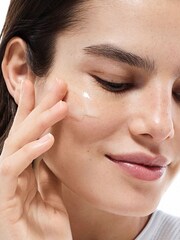 Clinique Even Better Clinical Radical Dark Spot Corrector Serum with Interrupter 50ml - Image 9 of 9