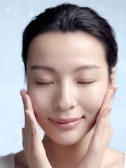 Estée Lauder Soft Clean Infusion - Hydrating Essence Lotion with Amino Acid + Waterlily 400ml - Image 2 of 5