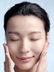 Estée Lauder Perfectly Clean Infusion Balancing Essence Lotion with Amino Acid + Waterlily - Image 2 of 4