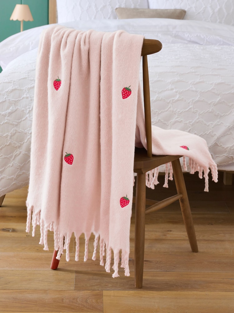 Embroidered Strawberry Throw - Bild 2 von 5 Embroidered Strawberry Throw - Bild 2 von 5