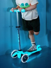 Micro Scooters Aqua Mini Deluxe Glow LED Scooter - Image 5 of 5