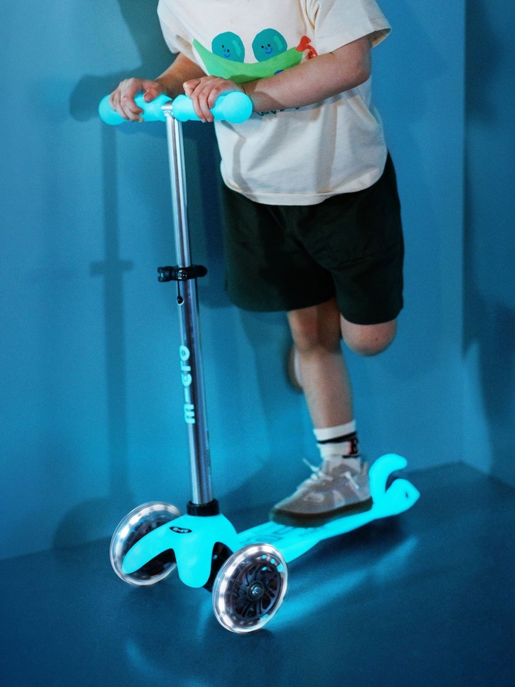 Micro Scooters Aqua Mini Deluxe Glow LED Scooter - Image 5 of 5