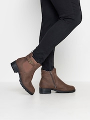 Bottines à boucle coupe extra-large Yours Curve - Image 1 de 5