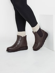 Marrón - Botas Chelsea de cuña de corte de ancho especial de Yours Curve - Imagen 2 de 6