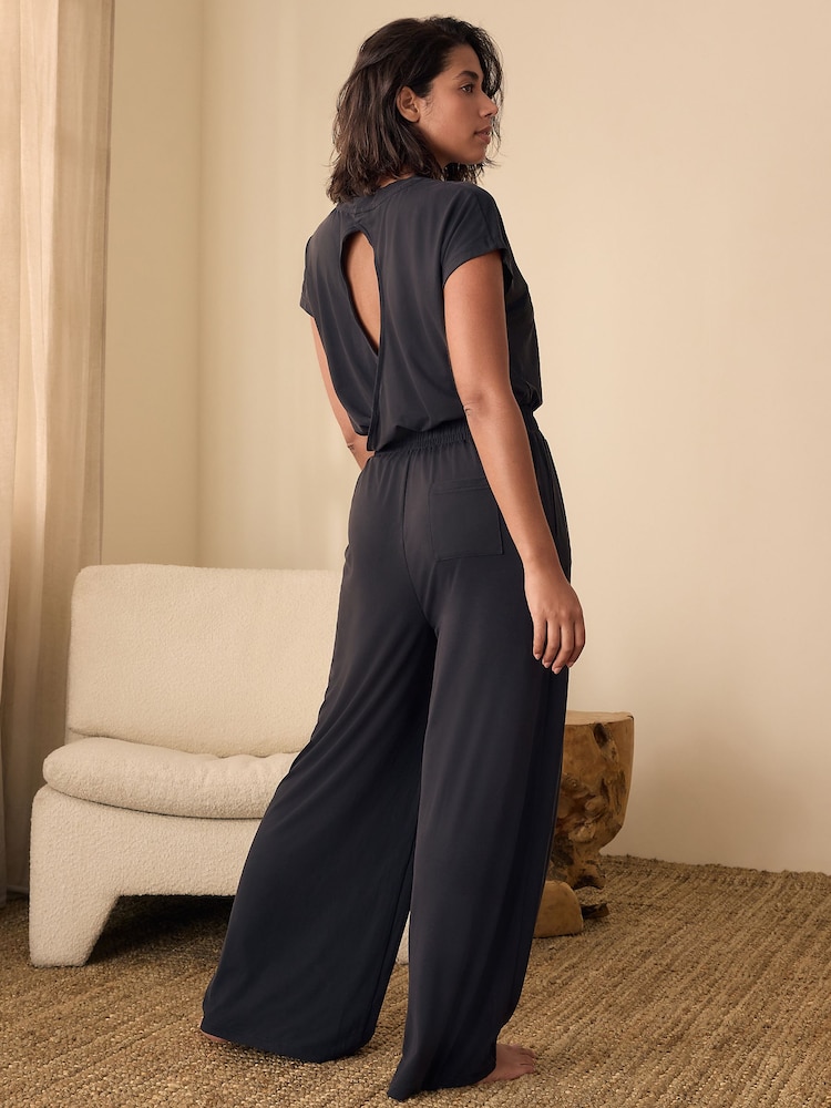 B by Ted Baker – Jumpsuit aus Modal mit weitem Bein in Schwarz - Bild 2 von 9 B by Ted Baker – Jumpsuit aus Modal mit weitem Bein in Schwarz - Bild 2 von 9