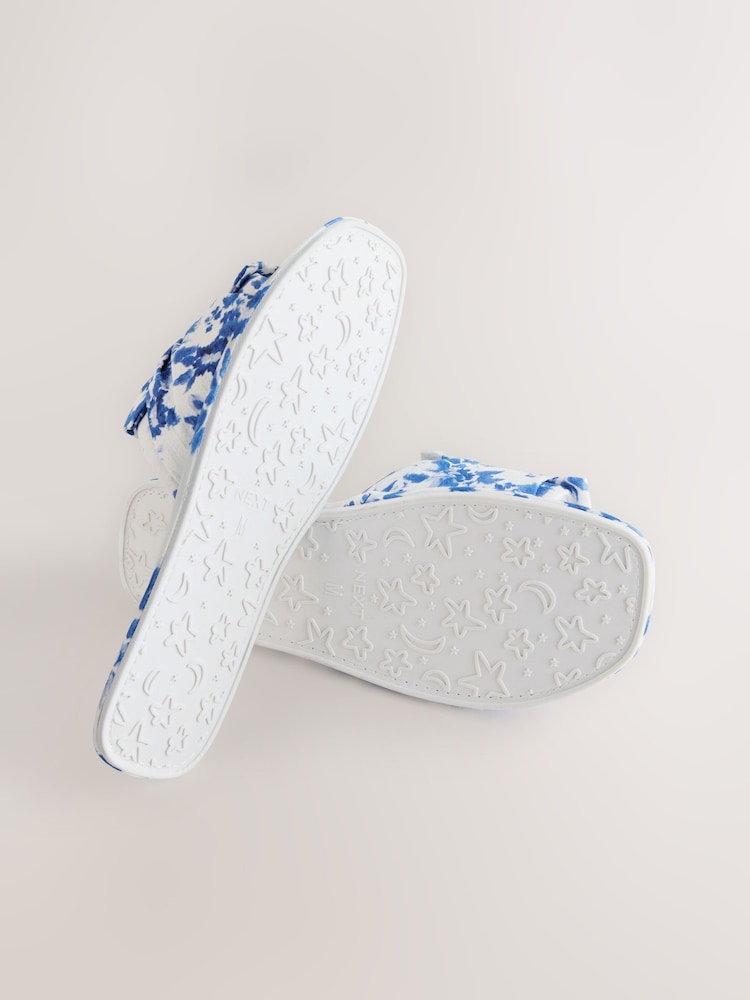 Blau mit Blumenmuster - Hausschuhe aus Leinenmischung mit Schleife - Bild 8 von 8 Blau mit Blumenmuster - Hausschuhe aus Leinenmischung mit Schleife - Bild 8 von 8