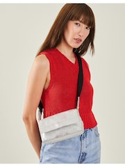 Bolso bandolera pequeño de piel con efecto metalizado de Accessorize - Imagen 3 de 3