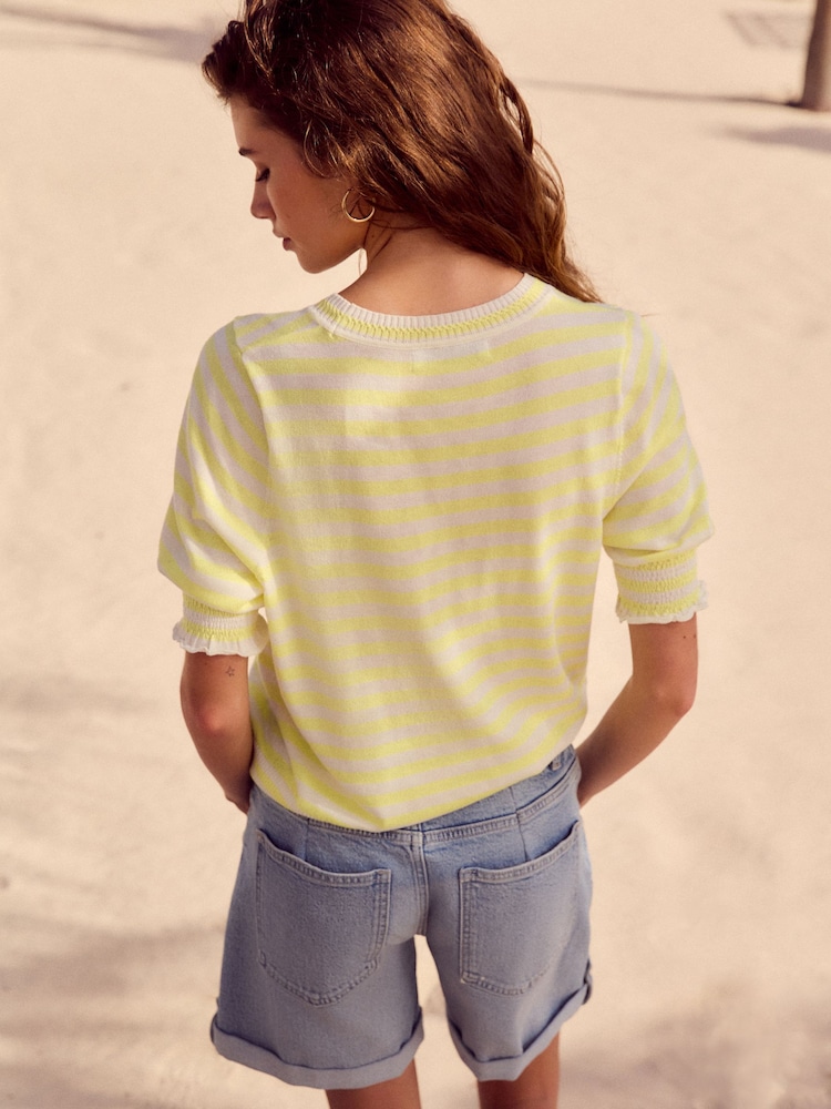 Raya amarilla con limas bordadas - Short Sleeve Crew Neck T-Shirt With Frill Edge Detail - Imagen 2 de 8