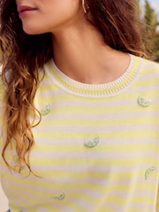 Raya amarilla con limas bordadas - Short Sleeve Crew Neck T-Shirt With Frill Edge Detail - Imagen 5 de 8