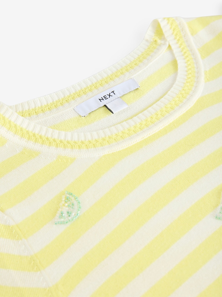 Raya amarilla con limas bordadas - Short Sleeve Crew Neck T-Shirt With Frill Edge Detail - Imagen 8 de 8