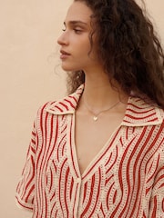 Rojo crudo - Camisa de manga corta con cuello de crochet ondulado - Imagen 5 de 9