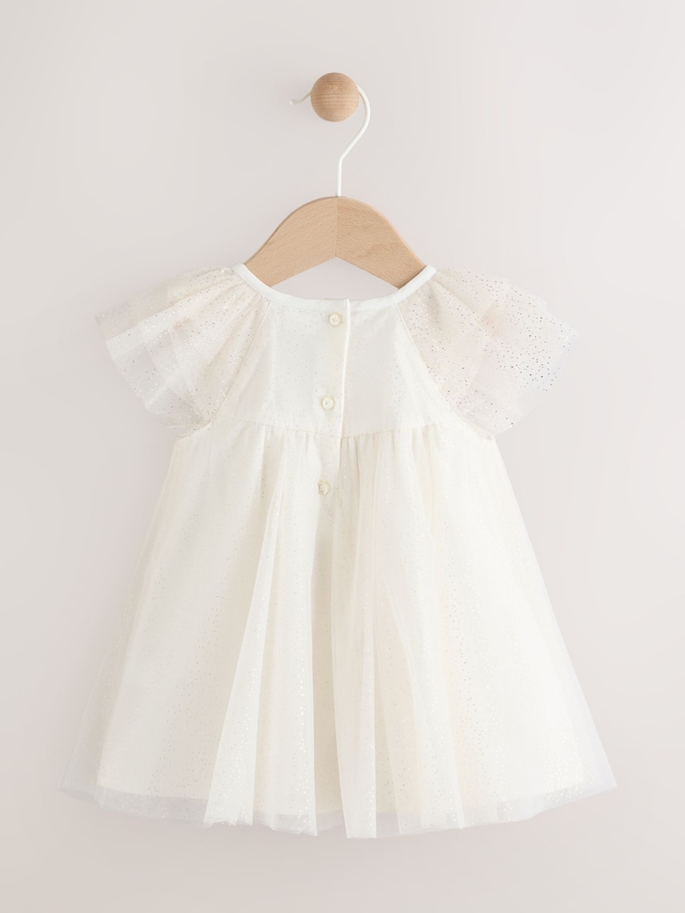 Weiß - Babykleid aus glitzerndem Netzstoff mit Rüschen an den Schultern (0Monate -2Jahre) - Bild 2 von 6 Weiß - Babykleid aus glitzerndem Netzstoff mit Rüschen an den Schultern (0Monate -2Jahre) - Bild 2 von 6