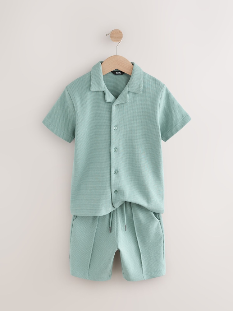 Mineralblau - Texturiertes Set aus Kurzarmhemd und Shorts mit Reverskragen (3–16 Jahre) - Bild 2 von 5 Mineralblau - Texturiertes Set aus Kurzarmhemd und Shorts mit Reverskragen (3–16 Jahre) - Bild 2 von 5