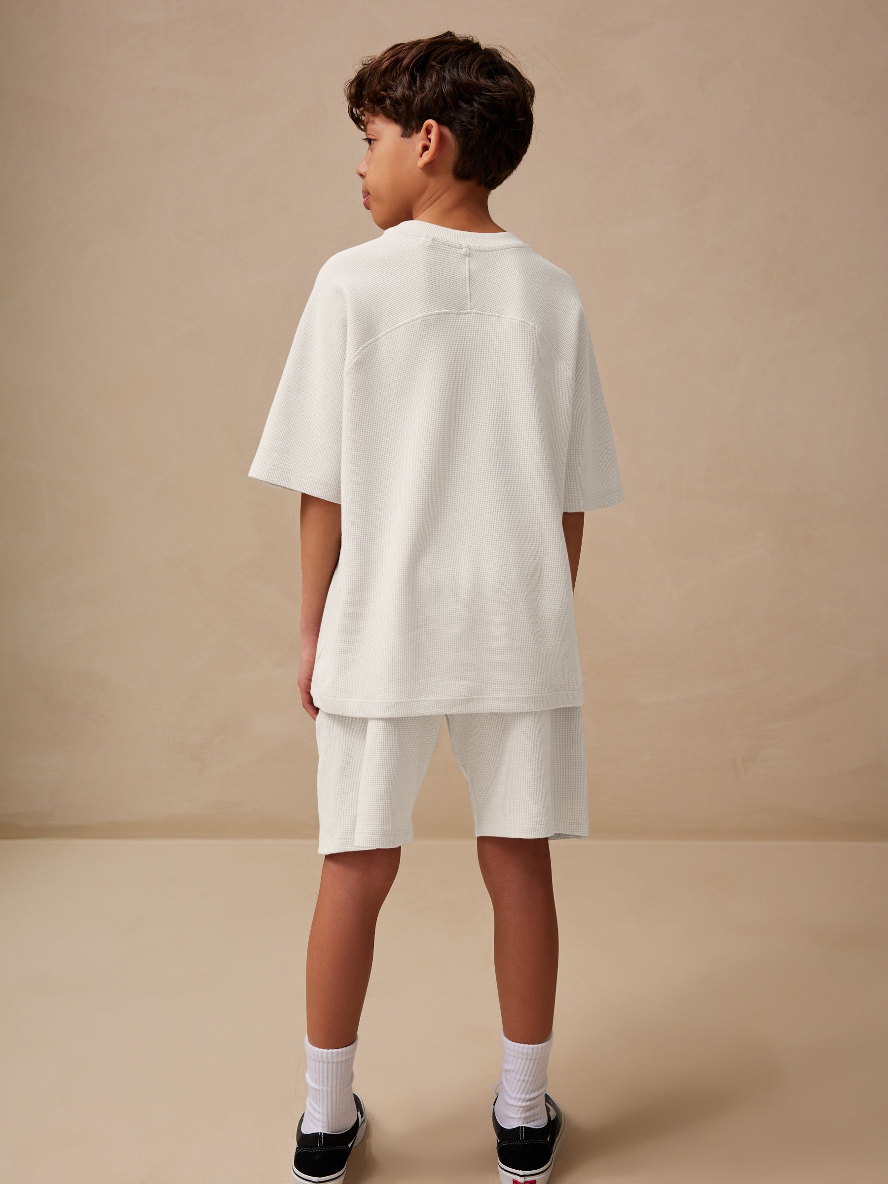 Next：日本 グレー - テクスチャード 半袖Tシャツ & ショートパンツ