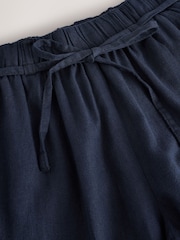 marine - Pantalon Blend lin large à taille nouée - Image 8 de 9