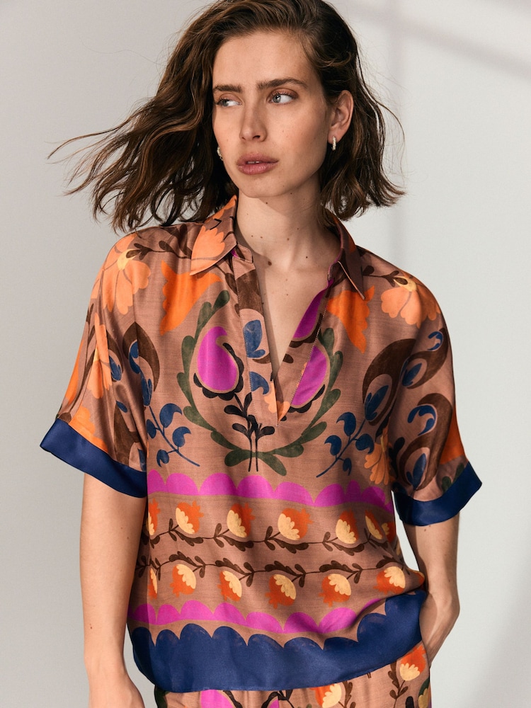 Blumenmuster, Braun - V-Neck Collared Satin Shirt - Bild 1 von 8 Blumenmuster, Braun - V-Neck Collared Satin Shirt - Bild 1 von 8