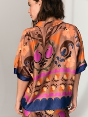 Impression florale brune - Chemise en satin à col en V - Image 4 de 8