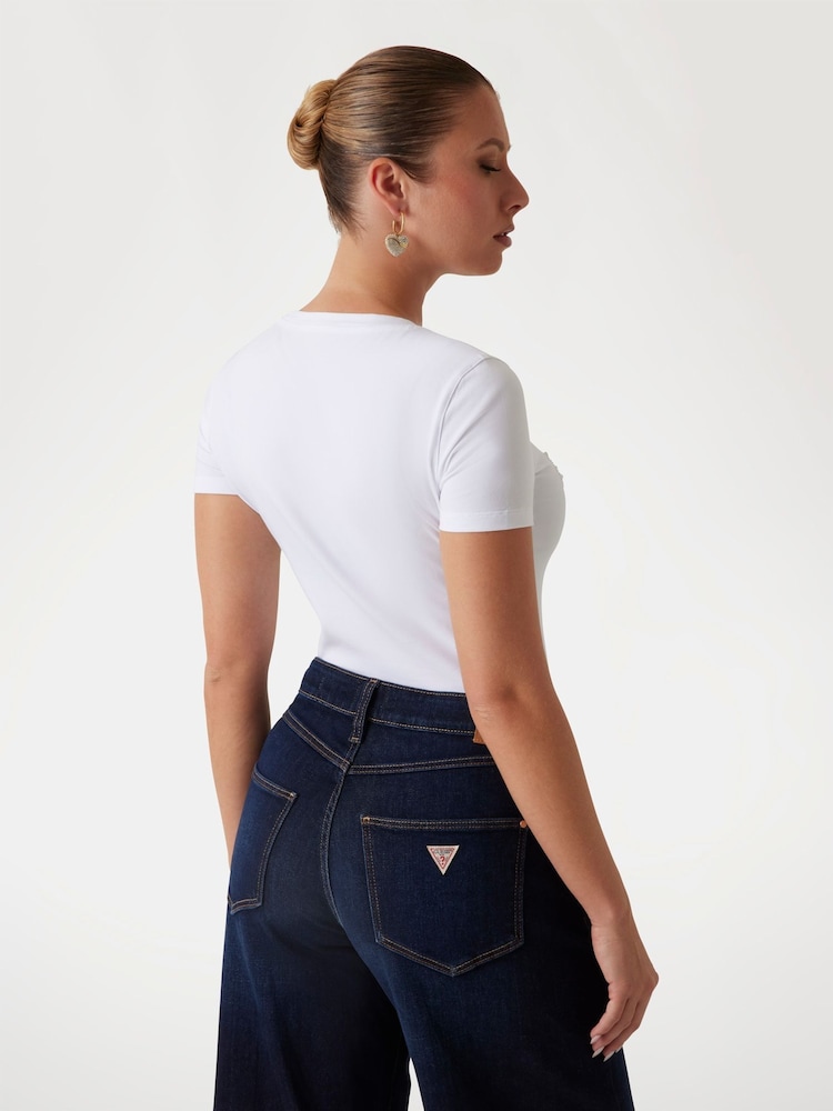 Белый - футболка с короткими рукавами и логотипом Guess пайетками - Изображение 2 из 5