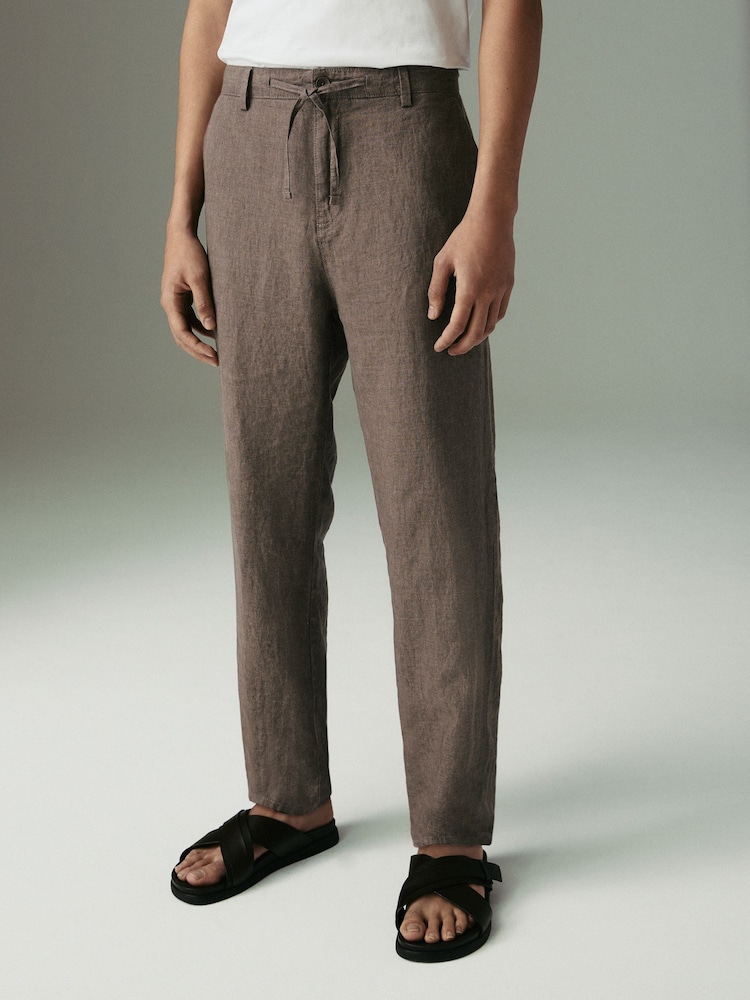 Коричневый - Зауженный крой классического кроя - 100% Linen Signature Chino Trousers - Изображение 1 из 12 Коричневый - Зауженный крой классического кроя - 100% Linen Signature Chino Trousers - Изображение 1 из 12