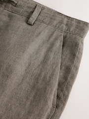 Castanho - Ajuste cônico regular - Calças Chino exclusivas de linho 100% - Imagem 11 de 12