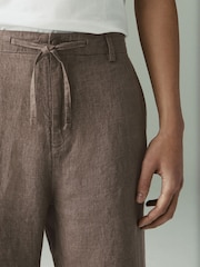 Castanho - Ajuste cônico regular - Calças Chino exclusivas de linho 100% - Imagem 5 de 12