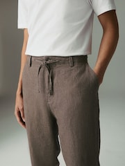 Castanho - Ajuste cônico regular - Calças Chino exclusivas de linho 100% - Imagem 6 de 12