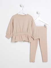 طقم للبنات من سويت شيرت بكشكشة على الخصر مع بنطلون ضيِّق من River Island - صورة 1 من 4