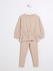 طقم للبنات من سويت شيرت بكشكشة على الخصر مع بنطلون ضيِّق من River Island - صورة 3 من 4