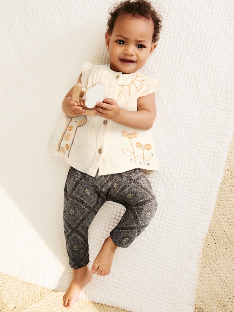 Cream/Grey Giraffe - 100% Cotton Woven Baby Stitched Animal Top and Printed Leggings Set - Imagen 1 de 5