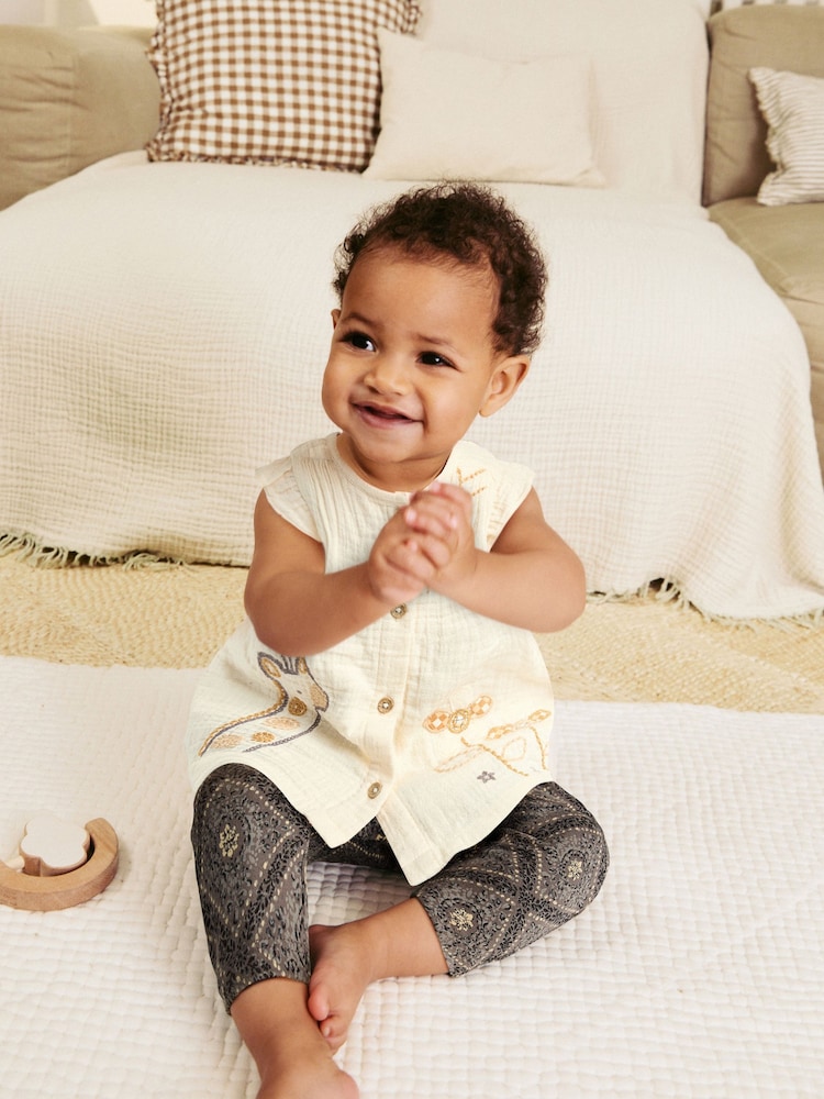 Cream/Grey Giraffe - 100% Cotton Woven Baby Stitched Animal Top and Printed Leggings Set - Imagen 2 de 5