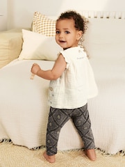 Cream/Grey Giraffe - 100% Cotton Woven Baby Stitched Animal Top and Printed Leggings Set - Imagen 4 de 5
