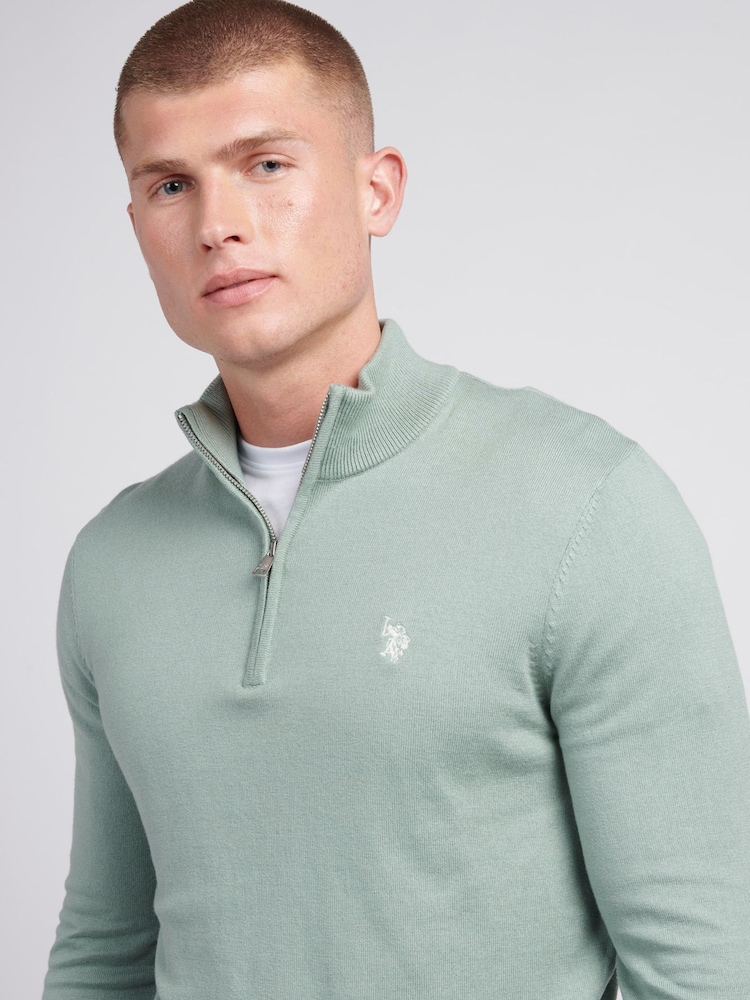 Verde - U.S. Polo Assn. Suéter de corte estándar con cuello alzado y cremallera corta para hombre - Imagen 2 de 6 Verde - U.S. Polo Assn. Suéter de corte estándar con cuello alzado y cremallera corta para hombre - Imagen 2 de 6