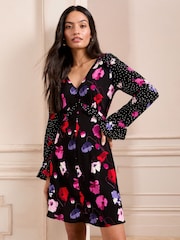 Vestido corto con volantes y escote de pico de Love & Roses - Imagen 2 de 4