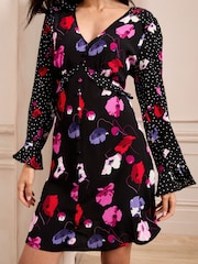 Vestido corto con volantes y escote de pico de Love & Roses - Imagen 3 de 4