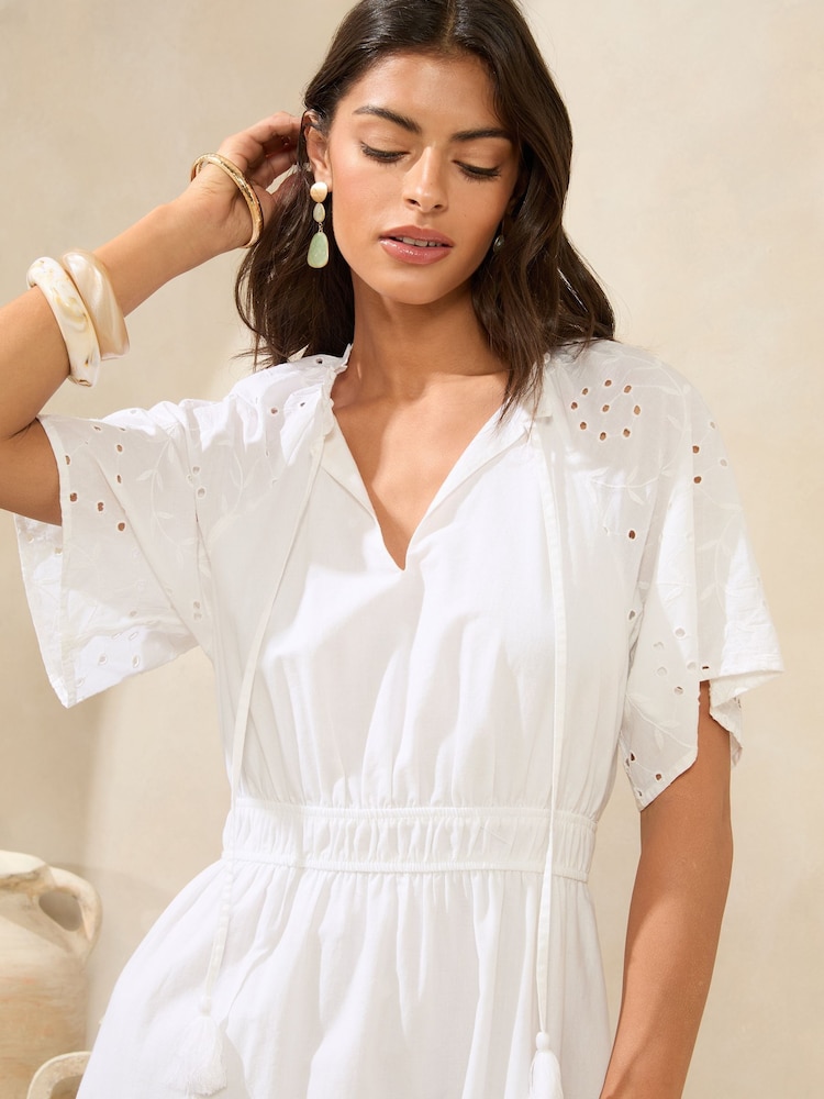 Lipsy Short Sleeve Embroidered Notch Neck Midi Dress - Imagen 2 de 4