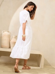 Lipsy Short Sleeve Embroidered Notch Neck Midi Dress - Imagen 4 de 4