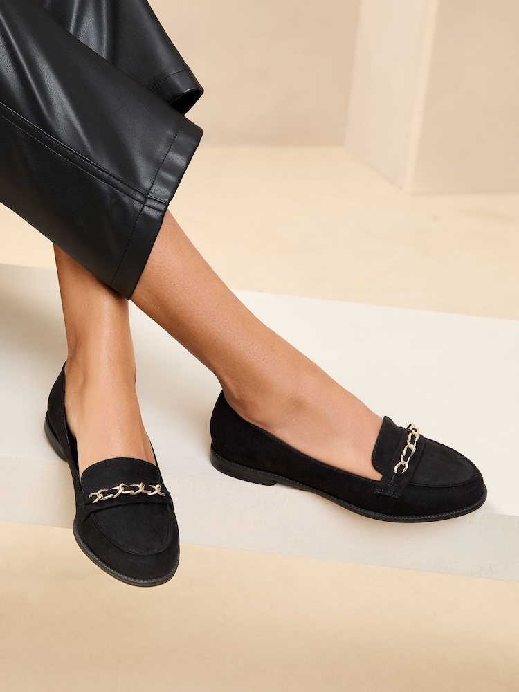 Lipsy Čevlji s plosko peto/brez pete Slip On Chain Trim umetni semiš mokasini - Slika 1 iz 5 Lipsy Čevlji s plosko peto/brez pete Slip On Chain Trim umetni semiš mokasini - Slika 1 iz 5