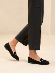 Lipsy Čevlji s plosko peto/brez pete Slip On Chain Trim umetni semiš mokasini - Slika 4 iz 5