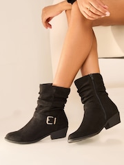 Botines planos con hebilla y diseño fruncido de corte ancho de Lipsy - Imagen 1 de 4