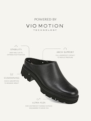 črna - Vionic Fairfax v standardnem krogu Waxed Suede Mule čevlji - Slika 9 iz 11