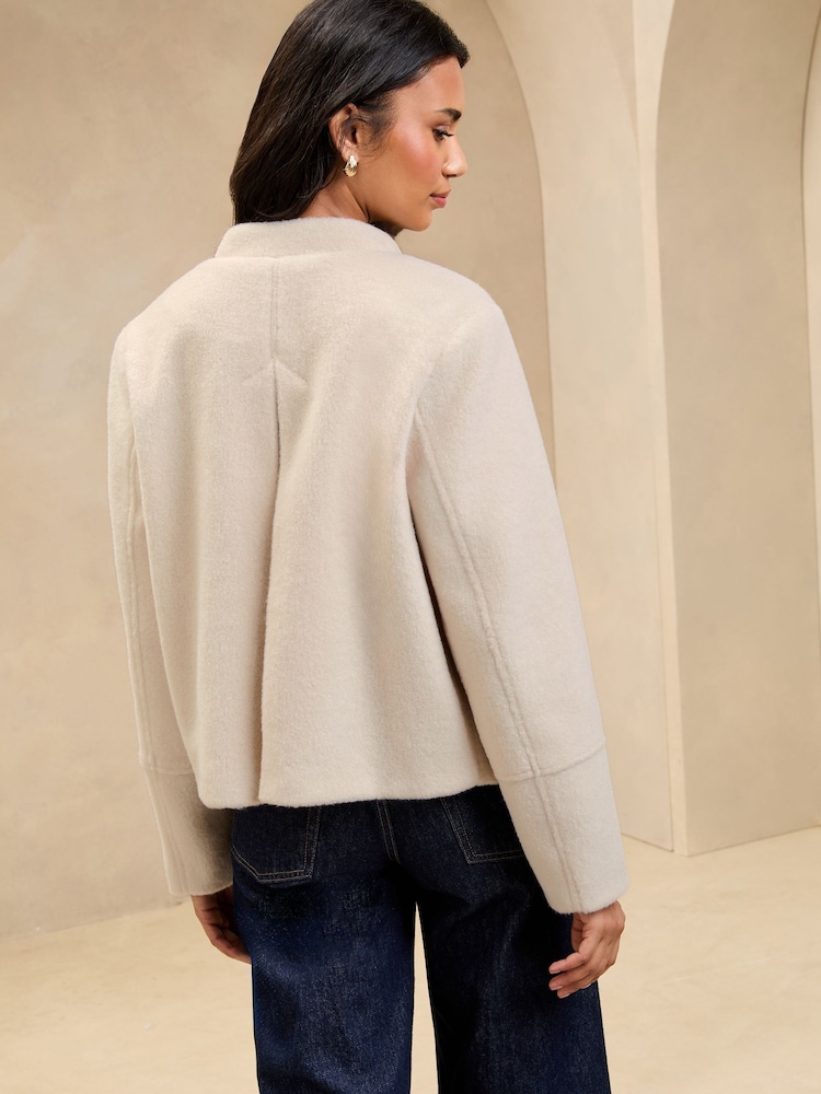 Crema - Chaqueta bomber corta con diseño texturizado y cepillado de Lipsy - Imagen 4 de 4 Crema - Chaqueta bomber corta con diseño texturizado y cepillado de Lipsy - Imagen 4 de 4