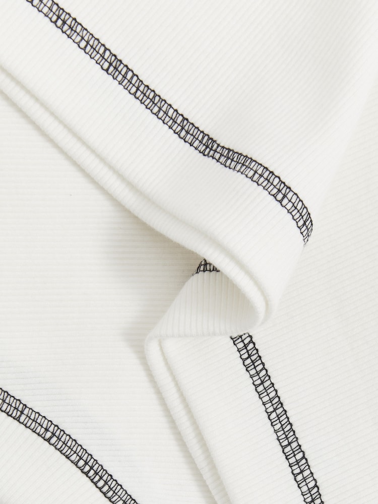 Marfil/azul marino - Camiseta sin mangas de algodón elástico con costuras en contraste Lea de Reiss - Imagen 6 de 6 Marfil/azul marino - Camiseta sin mangas de algodón elástico con costuras en contraste Lea de Reiss - Imagen 6 de 6