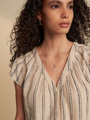 A rayas en tono piedra y negro - Blusa abotonada con tejido de lino mangas con volantes - Imagen 4 de 7